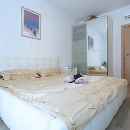 Zane Apartment