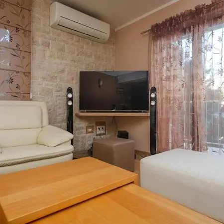 Zane Apartment Split